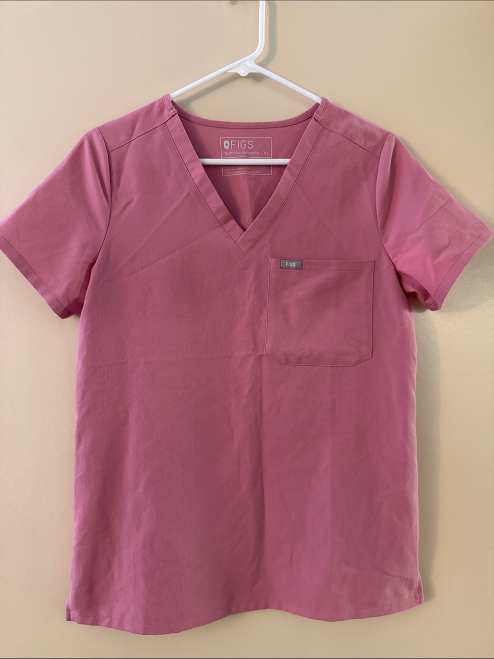 Chalk pink figs scrub top XS